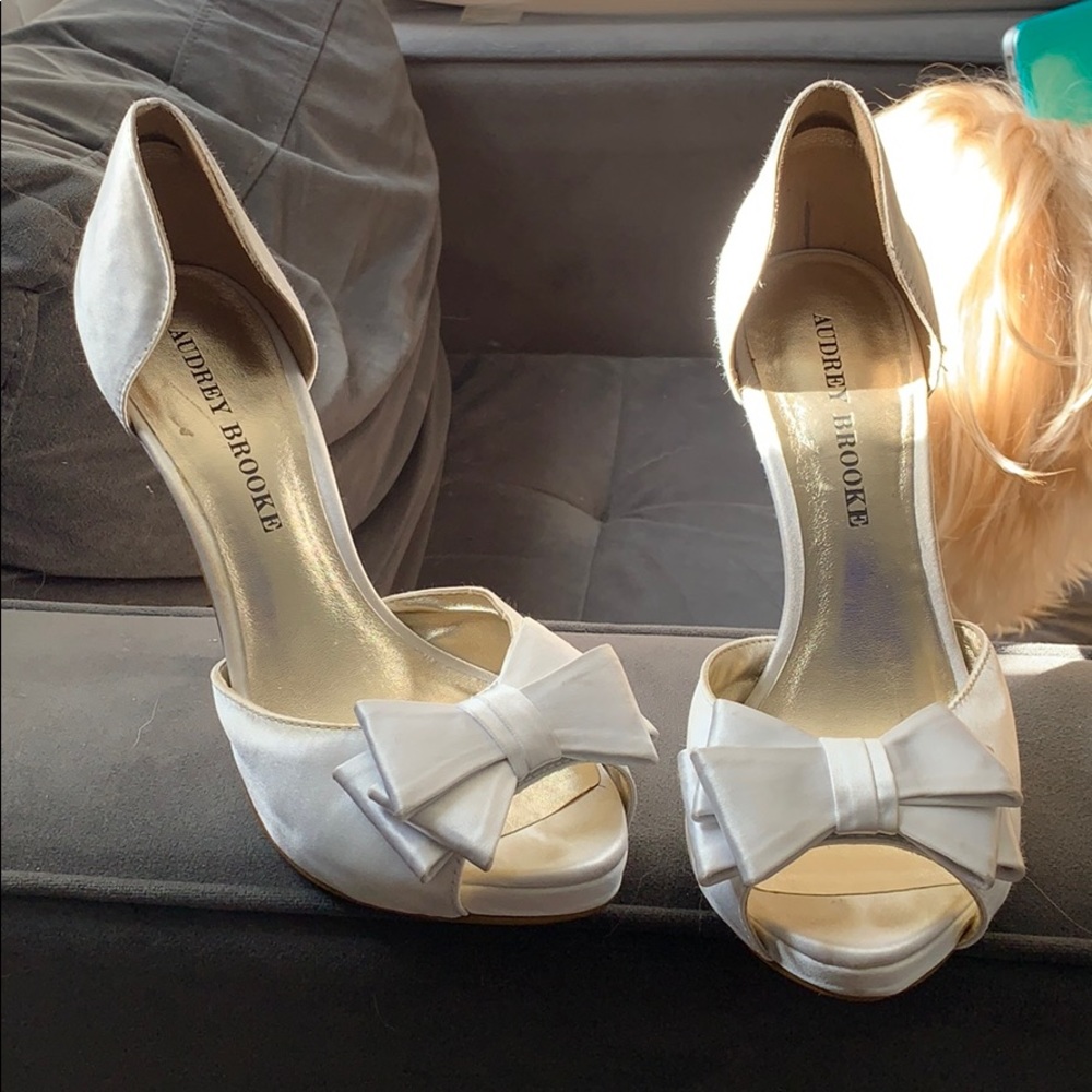 Satin bow pumps